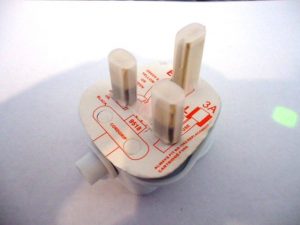 3 AMP UK MAINS PLUG (WHITE)